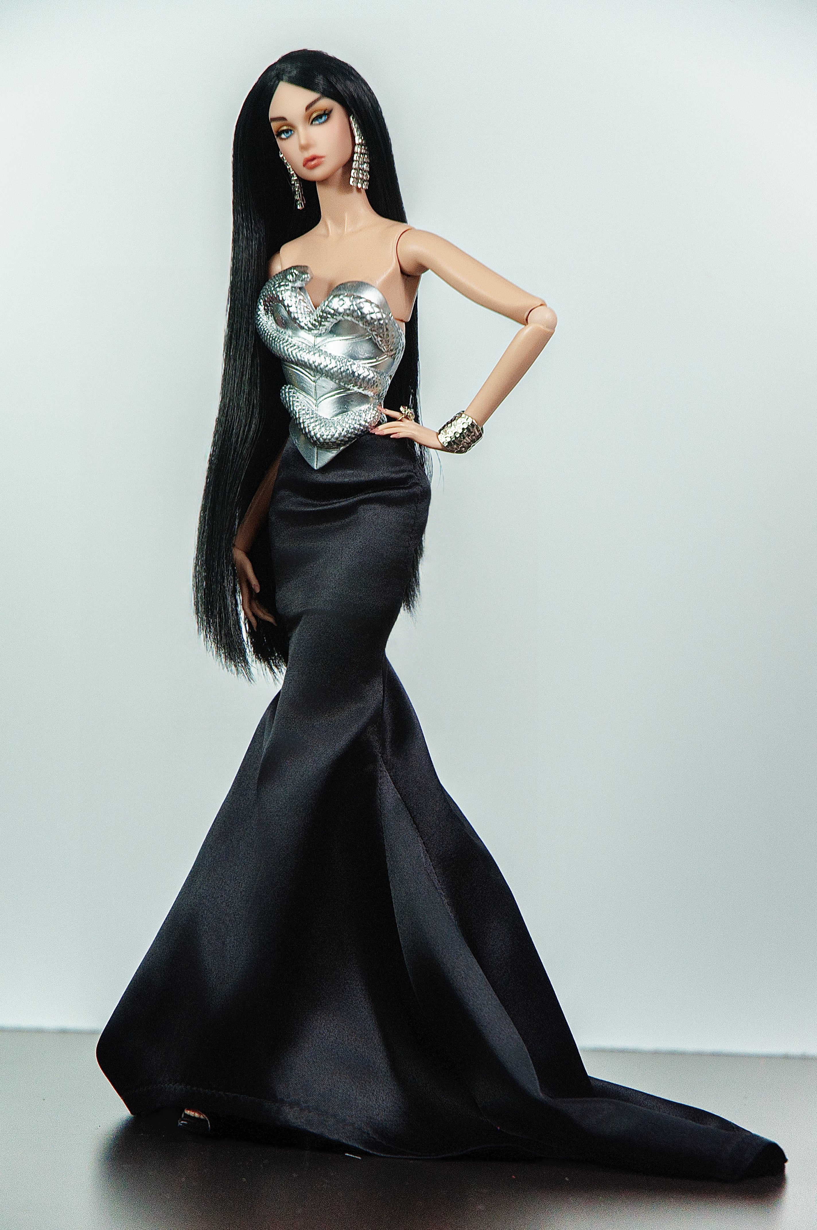 EDEN CHOICE | Lorys Silver Serpent Corset & Black Silk Gown | Plastiktiara