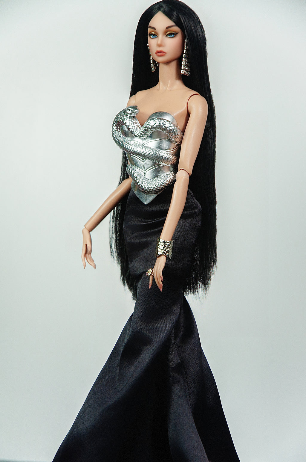 EDEN CHOICE | Lorys Silver Serpent Corset & Black Silk Gown | Plastiktiara