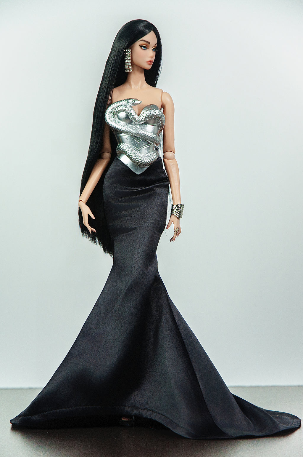 EDEN CHOICE | Lorys Silver Serpent Corset & Black Silk Gown | Plastiktiara