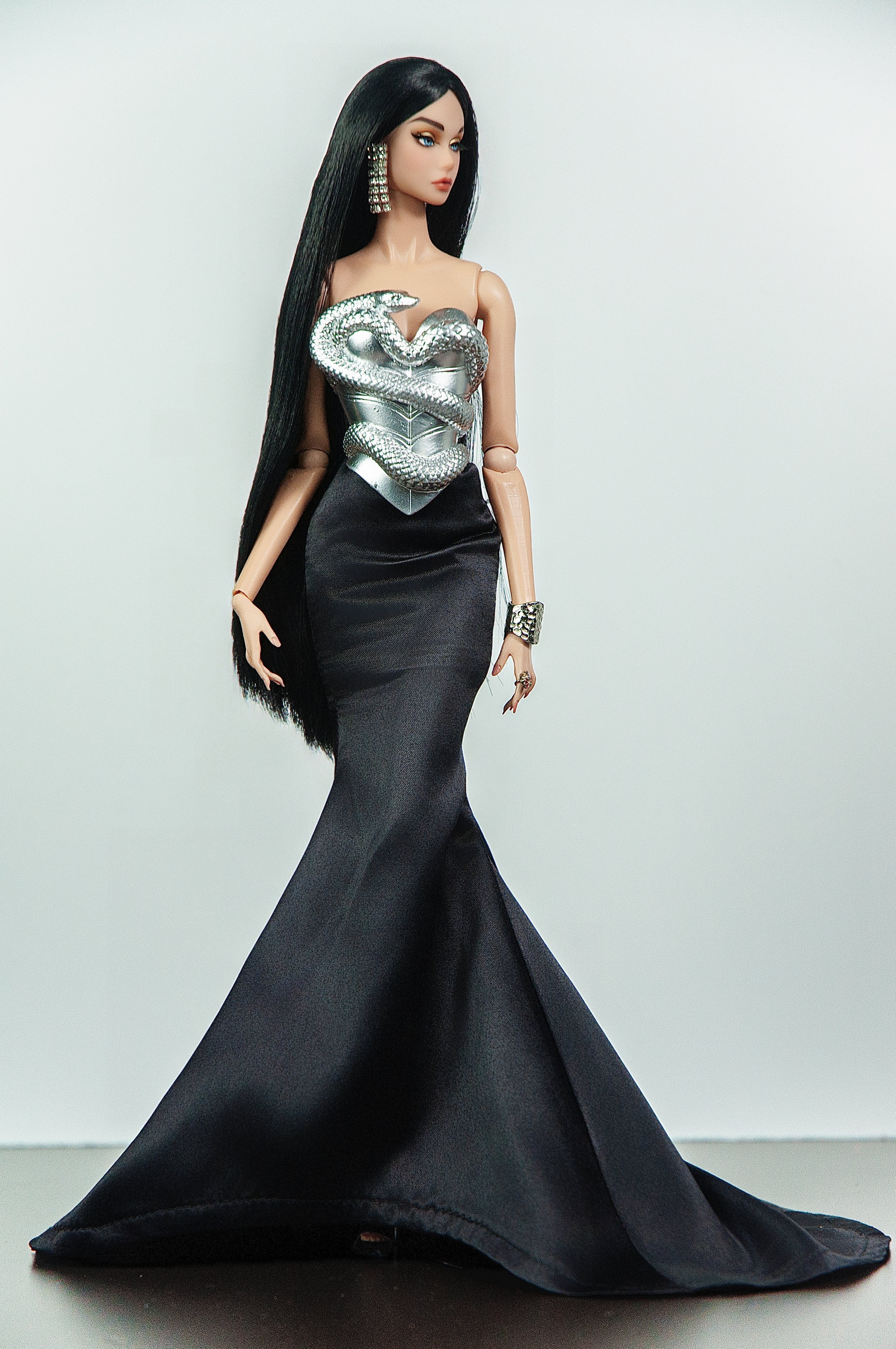 EDEN CHOICE | Lorys Silver Serpent Corset & Black Silk Gown | Plastiktiara