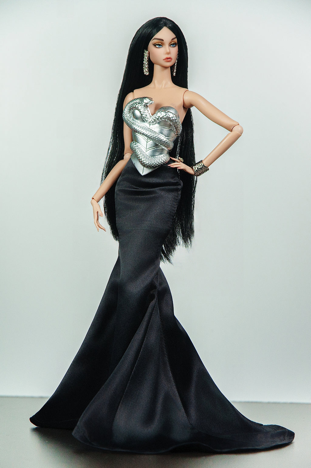 EDEN CHOICE | Lorys Silver Serpent Corset & Black Silk Gown | Plastiktiara