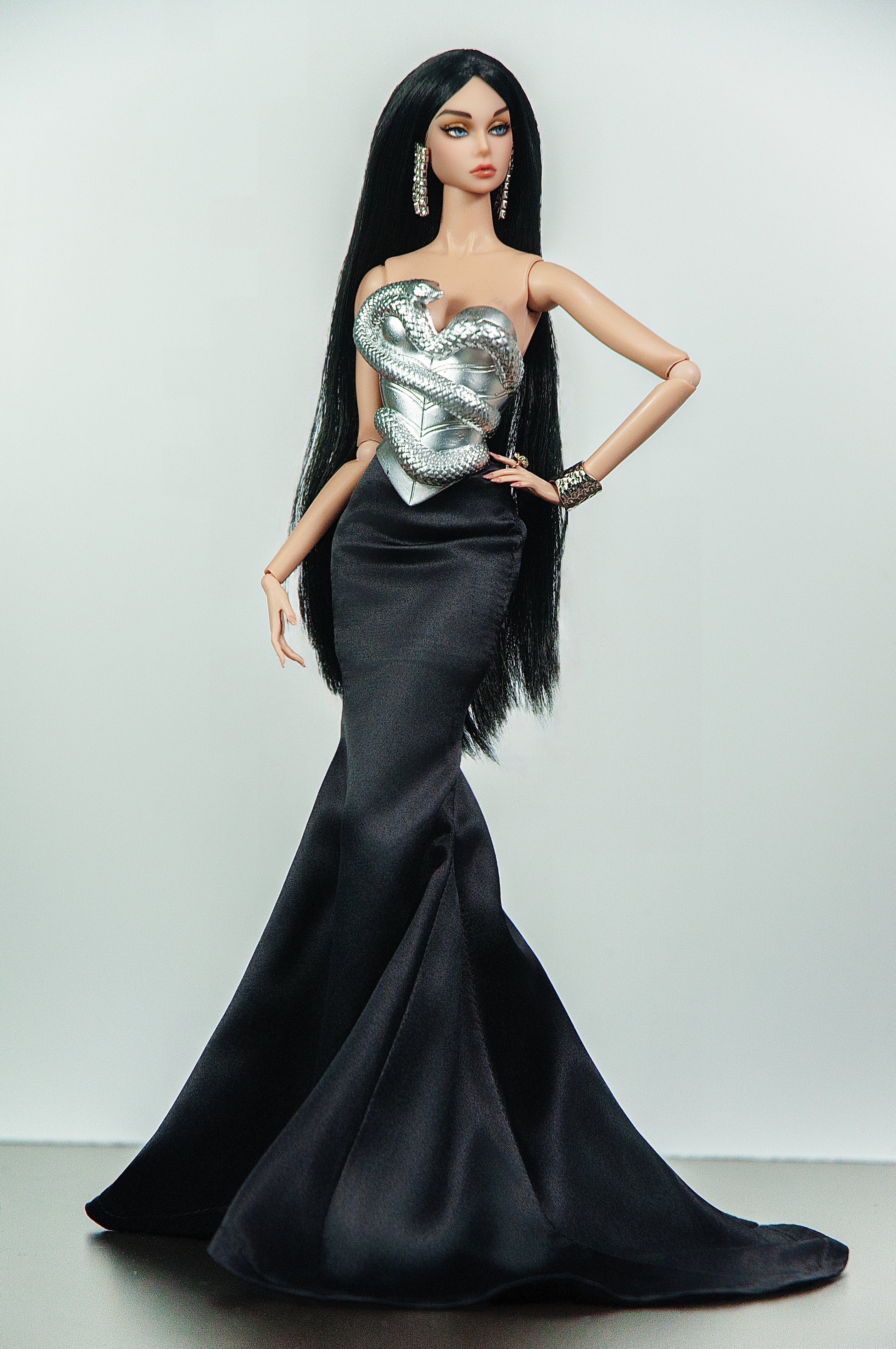 EDEN CHOICE | Lorys Silver Serpent Corset & Black Silk Gown | Plastiktiara